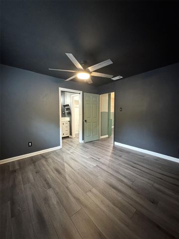 7403 Backstrom Street, Hitchcock, TX 77563