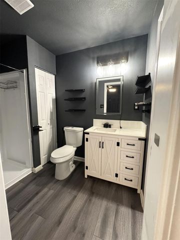 7403 Backstrom Street, Hitchcock, TX 77563