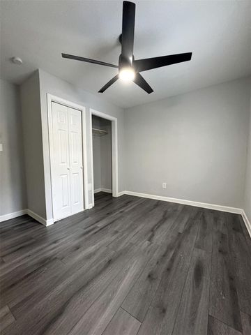 7403 Backstrom Street, Hitchcock, TX 77563