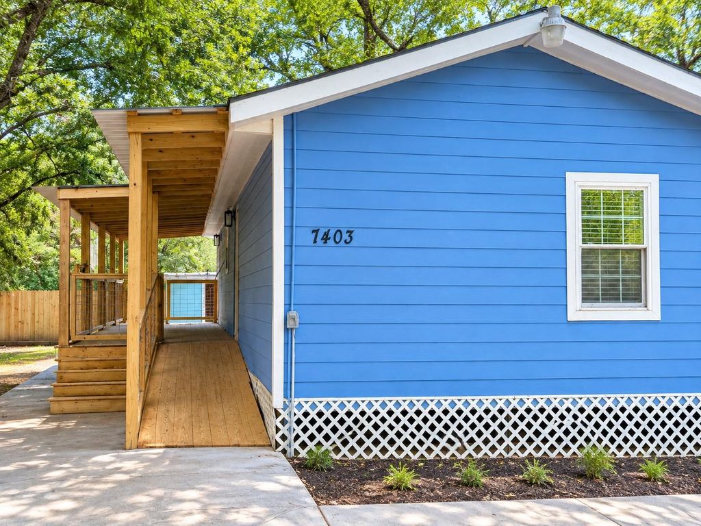7403 Backstrom Street, Hitchcock, TX 77563