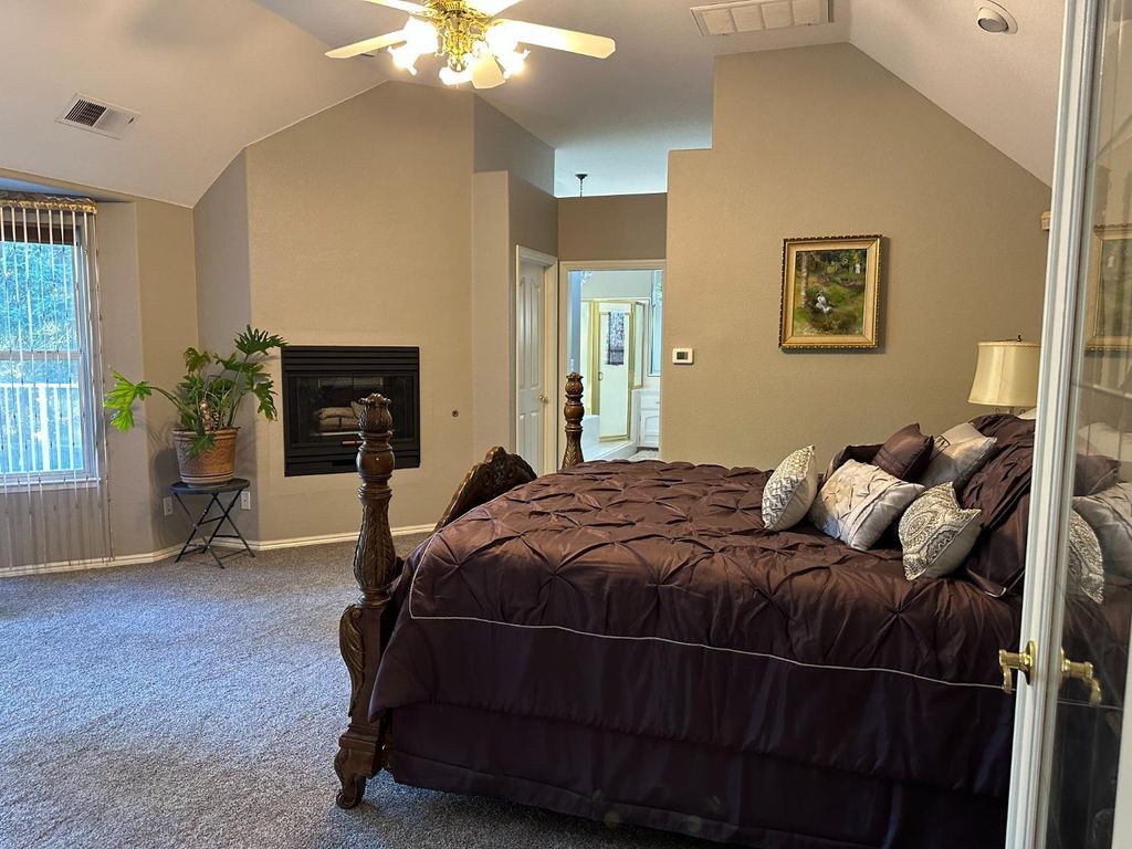 Image 19 of property listing at 10250 N Quail Run Drive, Fresno, CA 93730