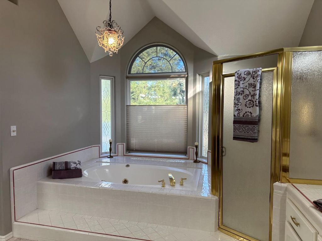 Image 23 of property listing at 10250 N Quail Run Drive, Fresno, CA 93730