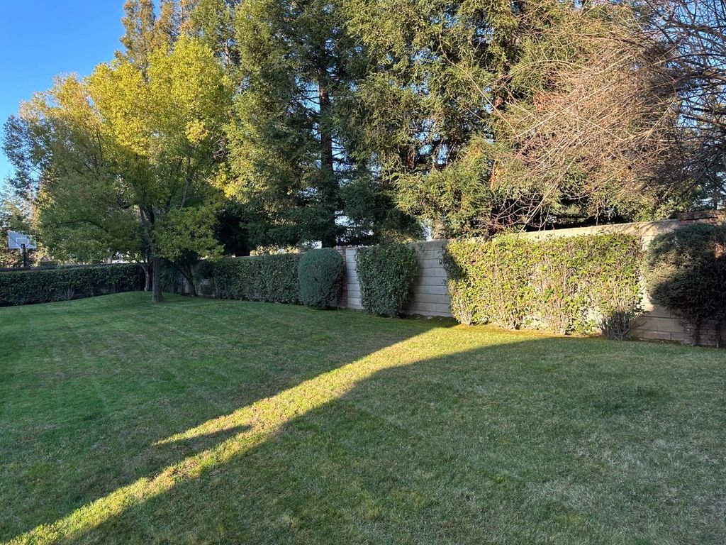 Image 31 of property listing at 10250 N Quail Run Drive, Fresno, CA 93730