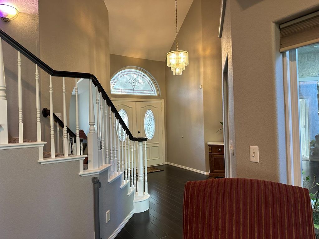 Image 5 of property listing at 10250 N Quail Run Drive, Fresno, CA 93730