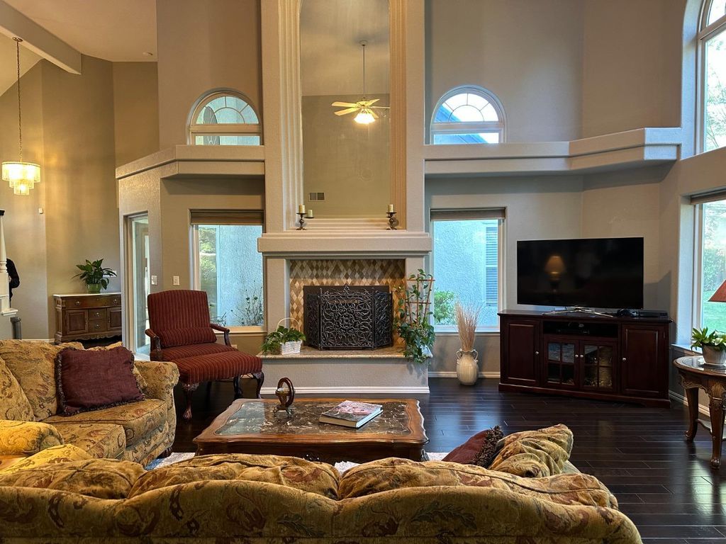 Image 7 of property listing at 10250 N Quail Run Drive, Fresno, CA 93730