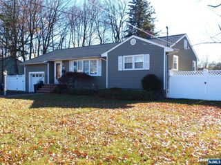 17 Garden Place, Pequannock Township, NJ 07444