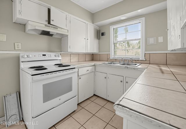 737 Woodbury Road, Jackson, MS 39206