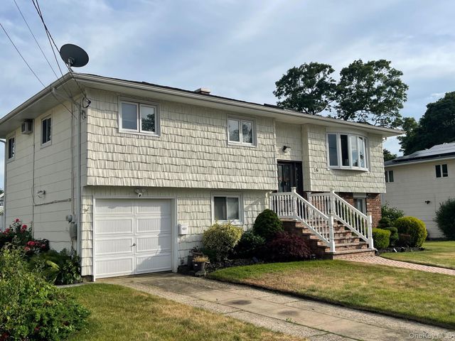 16 Espie Lane, North Babylon, NY 11703