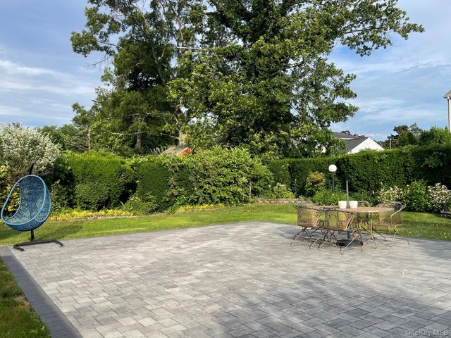 16 Espie Lane, North Babylon, NY 11703