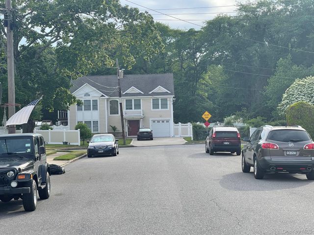 16 Espie Lane, North Babylon, NY 11703
