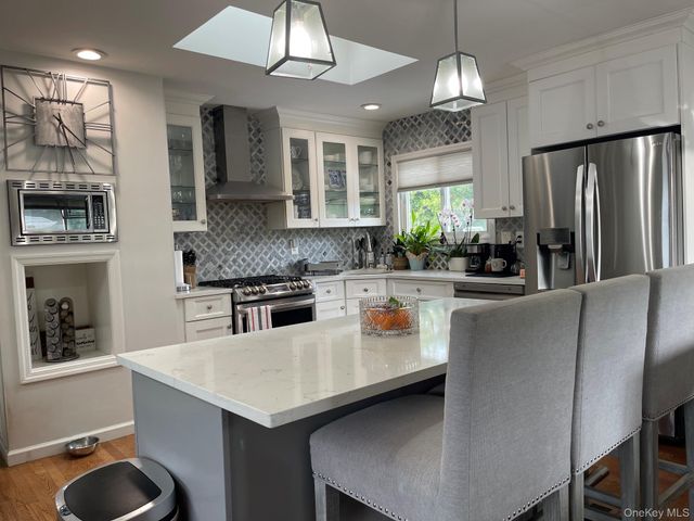 16 Espie Lane, North Babylon, NY 11703