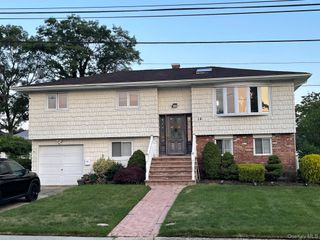 16 Espie Lane, North Babylon, NY 11703
