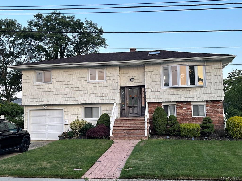 16 Espie Lane, North Babylon, NY 11703
