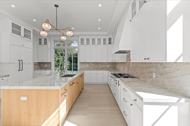 5940 SW 100th Terrace, Pinecrest, FL 33156