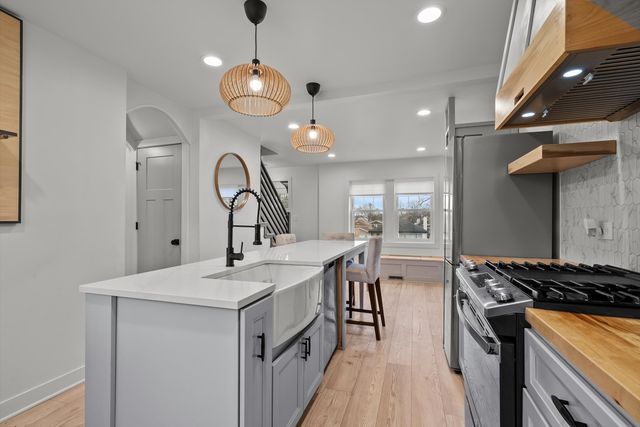 2718 W 96th Place, Evergreen Park, IL 60805