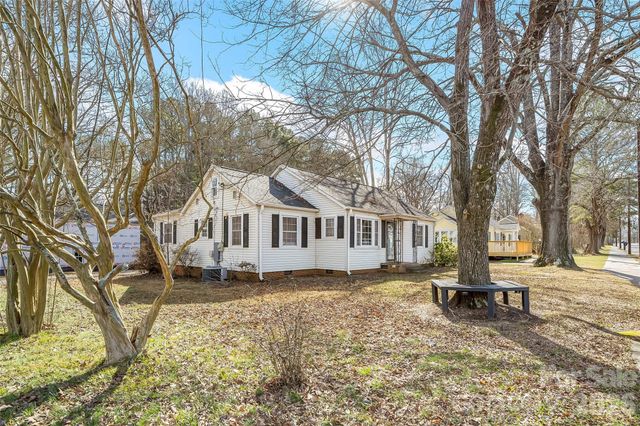 1072 5th Street NE, Hickory, NC 28601