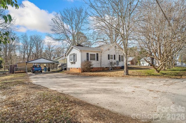 1072 5th Street NE, Hickory, NC 28601