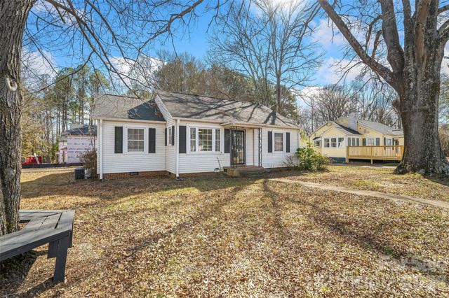 1072 5th Street NE, Hickory, NC 28601