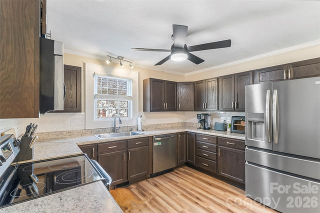 1072 5th Street NE, Hickory, NC 28601