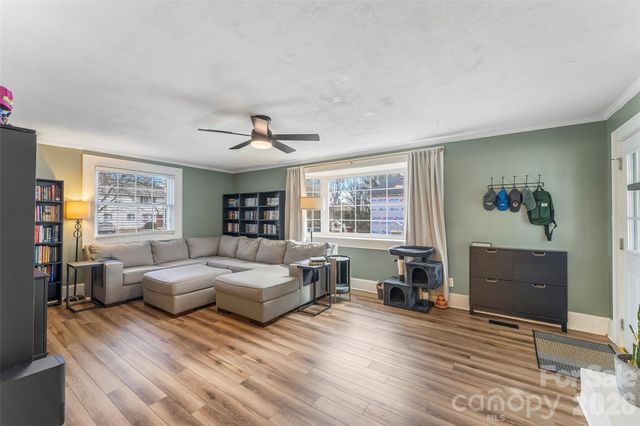 1072 5th Street NE, Hickory, NC 28601