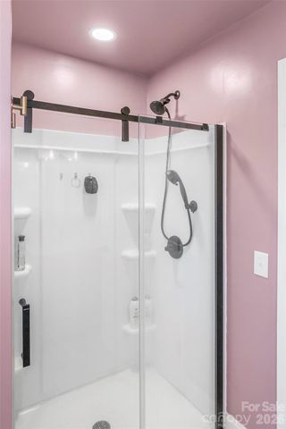 1072 5th Street NE, Hickory, NC 28601