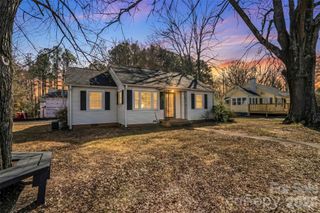 1072 5th Street NE, Hickory, NC 28601