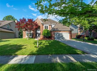 7386 Woodlore Drive, West Bloomfield, MI 48323