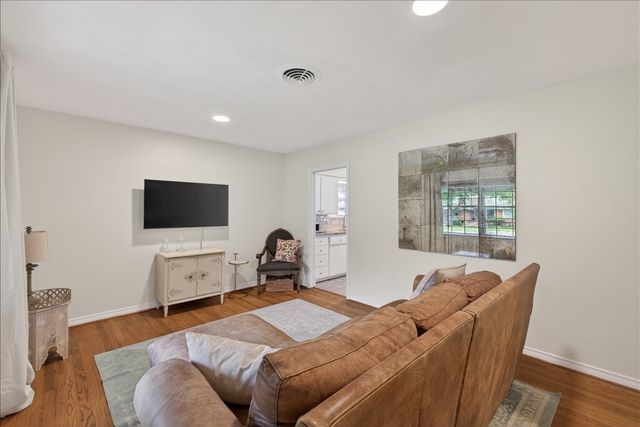 105 S Weatherred Drive, Richardson, TX 75080