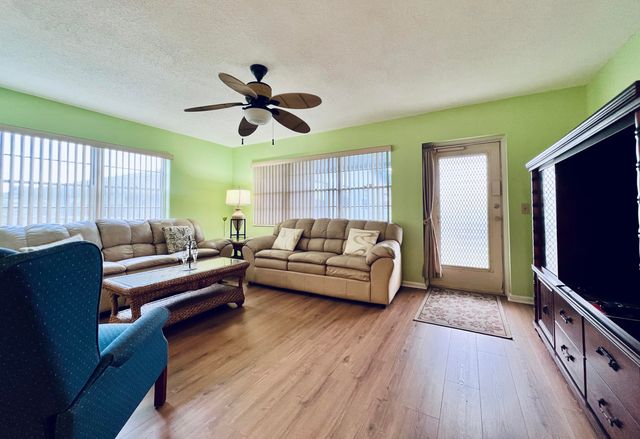 40 Dorchester B, West Palm Beach, FL 33417