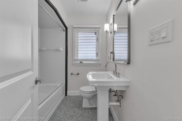 2711 Dorchester Road, Birmingham, MI 48009