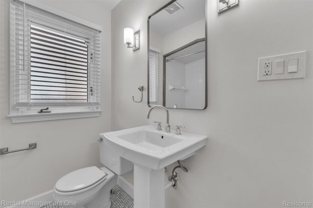 2711 Dorchester Road, Birmingham, MI 48009