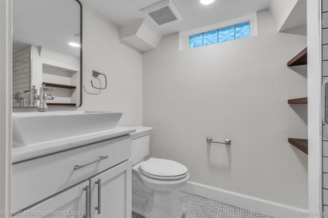 2711 Dorchester Road, Birmingham, MI 48009