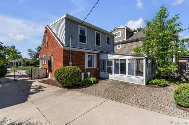 2711 Dorchester Road, Birmingham, MI 48009