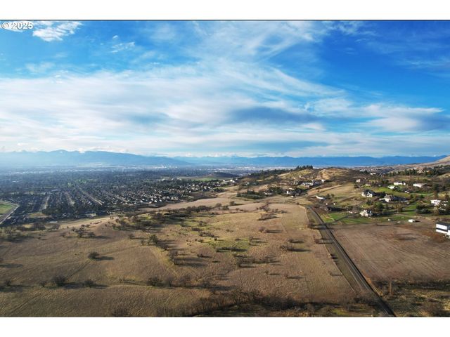 4900 CHERRY Ln, Medford, OR 97504