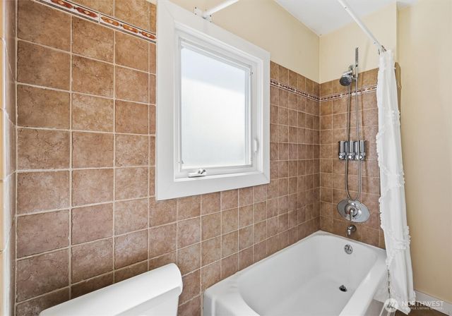 4725 SW Graham St, Seattle, WA 98136