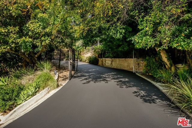 1782 Viewmont Drive, Los Angeles, CA 90069