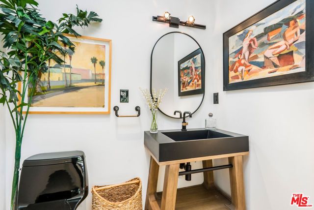 1782 Viewmont Drive, Los Angeles, CA 90069