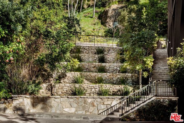 1782 Viewmont Drive, Los Angeles, CA 90069