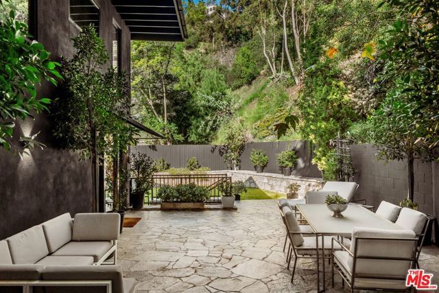 1782 Viewmont Drive, Los Angeles, CA 90069