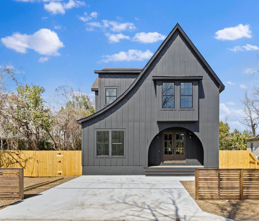 Image 2 of property listing at 1992 Forest Avenue, North Charleston, SC 29405