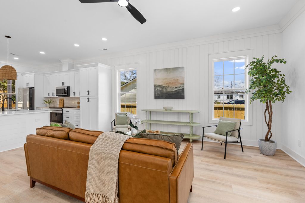 Image 4 of property listing at 1992 Forest Avenue, North Charleston, SC 29405