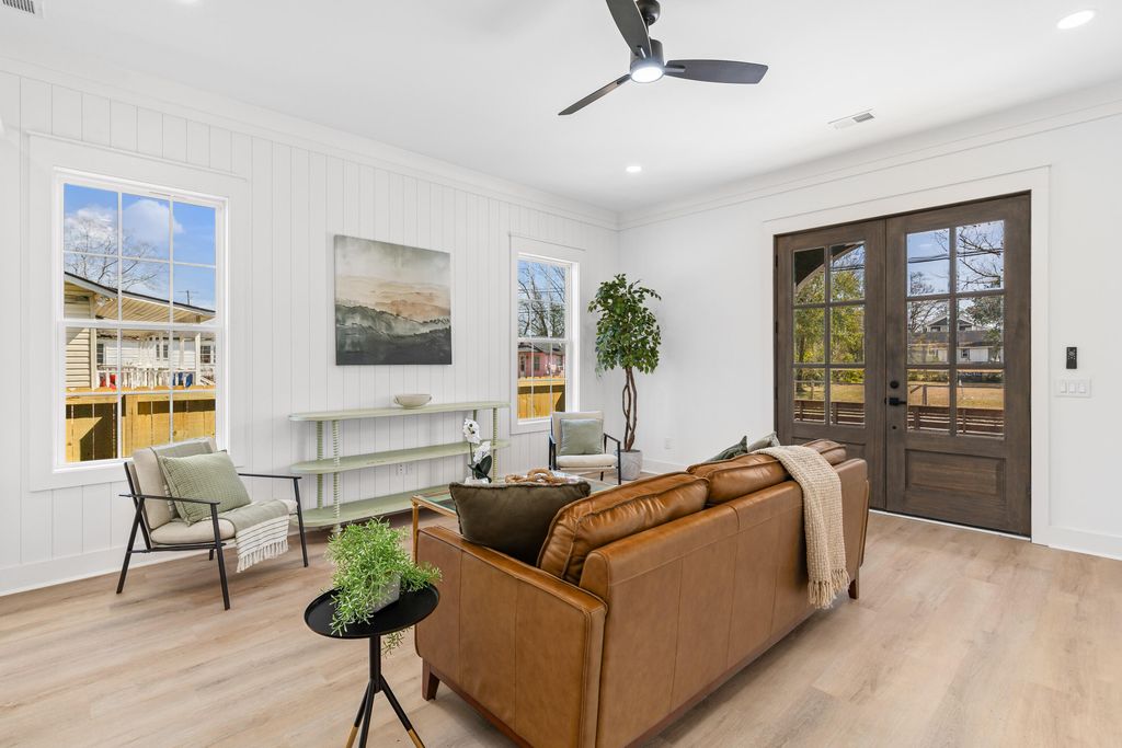 Image 5 of property listing at 1992 Forest Avenue, North Charleston, SC 29405