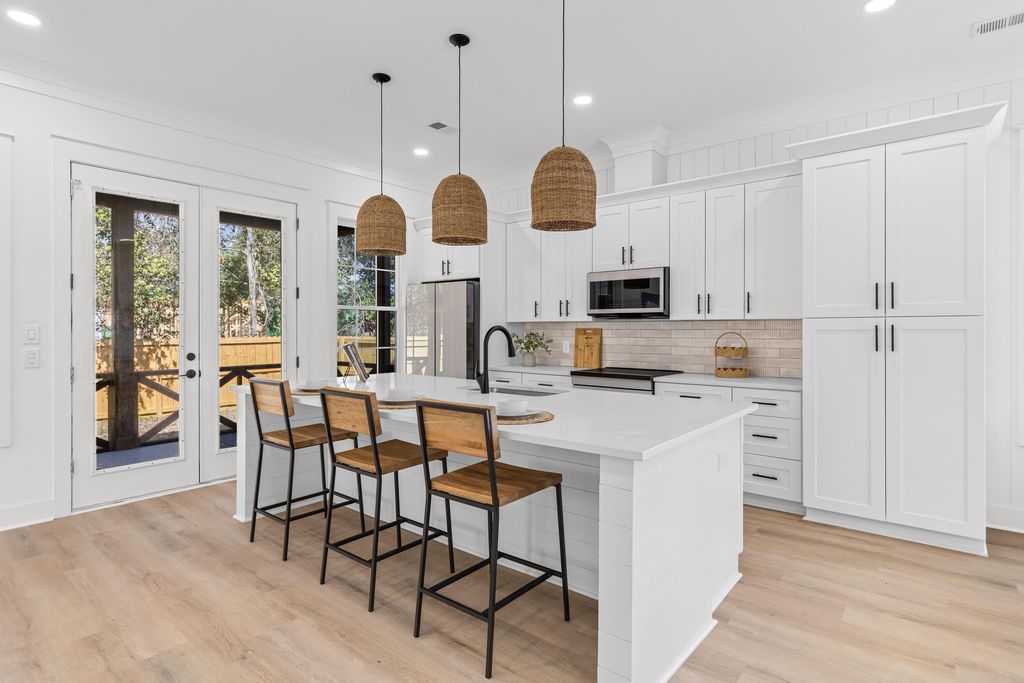 Image 8 of property listing at 1992 Forest Avenue, North Charleston, SC 29405