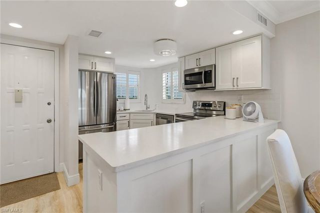 21 High Point CIR E # 601, Naples, FL 34103