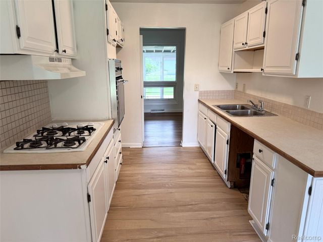 5347 Mapletree Drive, Flint Charter Township, MI 48532