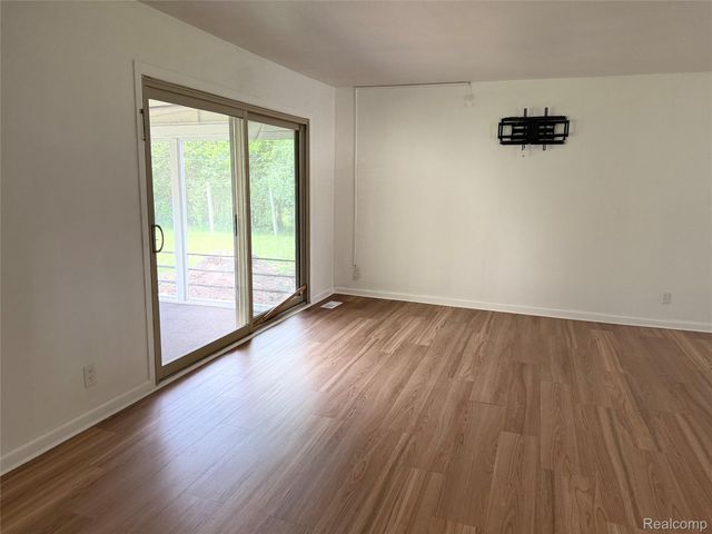 5347 Mapletree Drive, Flint Charter Township, MI 48532