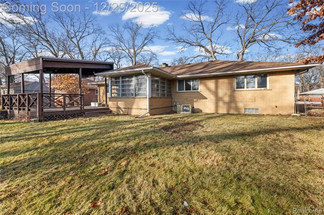 19107 Greenwald Drive, Southfield, MI 48075