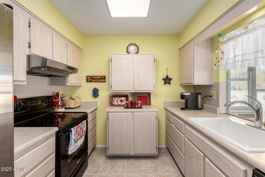 Image 14 of property listing at 16025 N 110TH Avenue, Sun City, AZ 85351