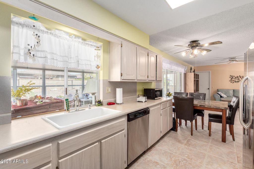 Image 15 of property listing at 16025 N 110TH Avenue, Sun City, AZ 85351