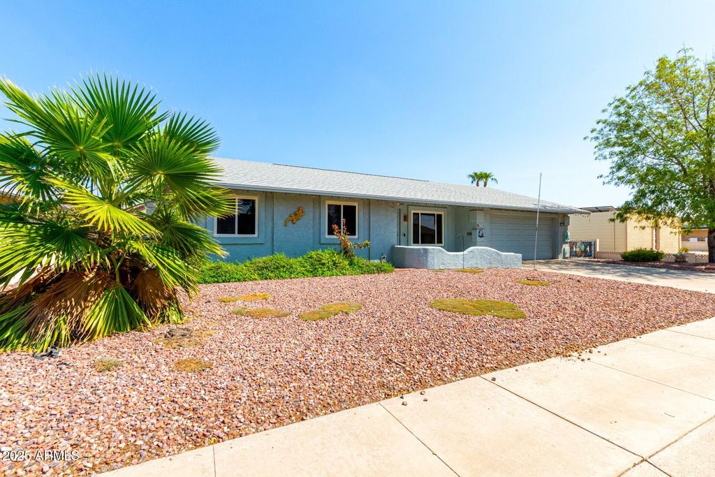 Image 8 of property listing at 16025 N 110TH Avenue, Sun City, AZ 85351